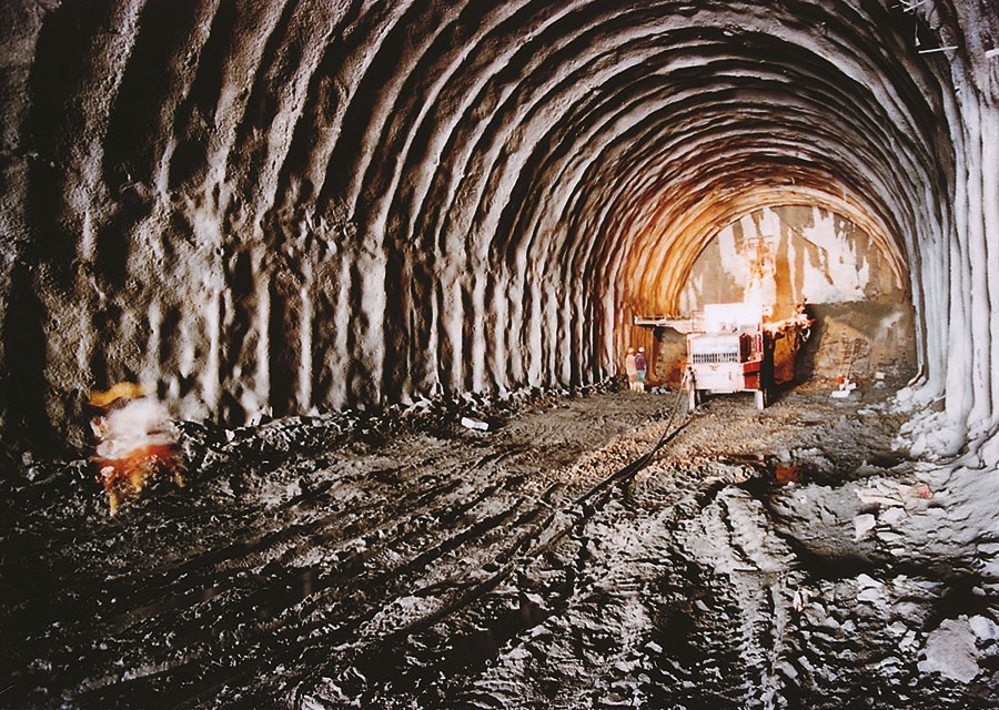 Sicherung mit DSI Hohlstabsystem unter schwierigen geologischen Verhältnissen Sicherung mit DSI Hohlstabsystem unter schwierigen geologischen Verhältnissen