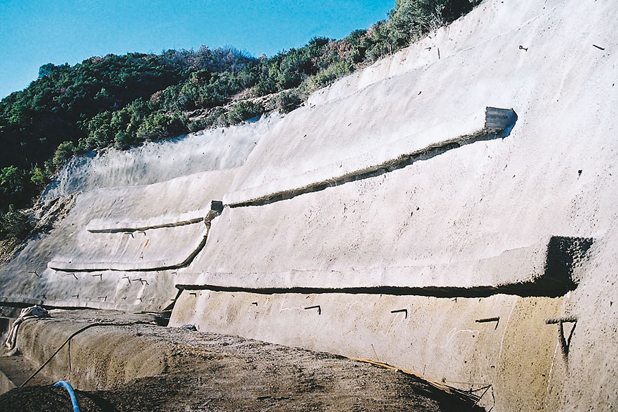Sicherung mit DSI Hohlstabsystem unter schwierigen geologischen Verhältnissen Sicherung mit DSI Hohlstabsystem unter schwierigen geologischen Verhältnissen