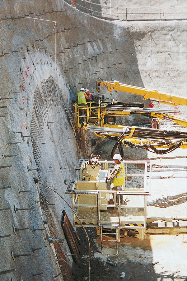 17.000 m de anclajes de inyección y perforación bajo el centro londinense 17.000 m de anclajes de inyección y perforación bajo el centro londinense