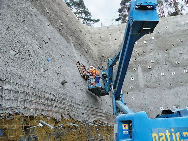 Talud de acceso y emboquille para túnel de autopista estabilizado por bulones DSI Soil Nails Talud de acceso y emboquille para túnel de autopista estabilizado por bulones DSI Soil Nails