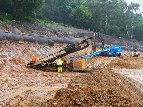 Talud de acceso y emboquille para túnel de autopista estabilizado por bulones DSI Soil Nails Talud de acceso y emboquille para túnel de autopista estabilizado por bulones DSI Soil Nails
