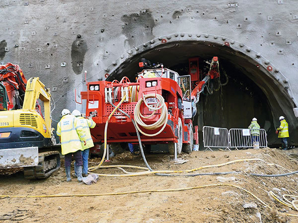 Talud de acceso y emboquille para túnel de autopista estabilizado por bulones DSI Soil Nails Talud de acceso y emboquille para túnel de autopista estabilizado por bulones DSI Soil Nails