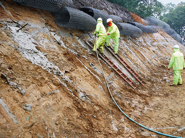 Talud de acceso y emboquille para túnel de autopista estabilizado por bulones DSI Soil Nails Talud de acceso y emboquille para túnel de autopista estabilizado por bulones DSI Soil Nails