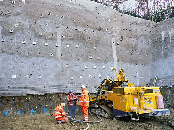 Talud de acceso y emboquille para túnel de autopista estabilizado por bulones DSI Soil Nails Talud de acceso y emboquille para túnel de autopista estabilizado por bulones DSI Soil Nails