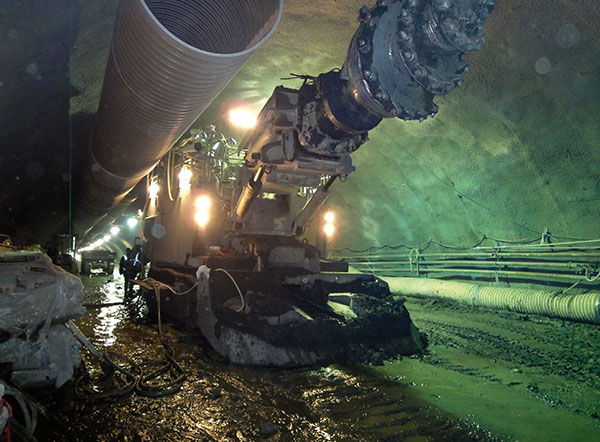 Tunnelbaugeräte und Stützmittel aus einer Hand, Caldecott-Tunnel Tunnelbaugeräte und Stützmittel aus einer Hand, Caldecott-Tunnel