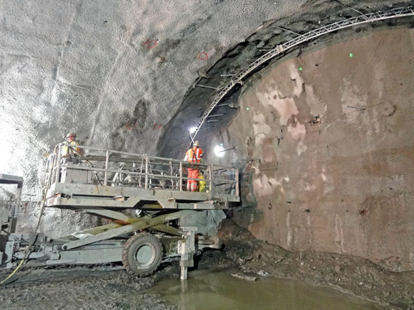 Tunnelbaugeräte und Stützmittel aus einer Hand, Caldecott-Tunnel Tunnelbaugeräte und Stützmittel aus einer Hand, Caldecott-Tunnel