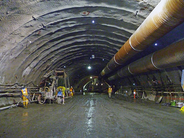 Tunnelbaugeräte und Stützmittel aus einer Hand, Caldecott-Tunnel Tunnelbaugeräte und Stützmittel aus einer Hand, Caldecott-Tunnel