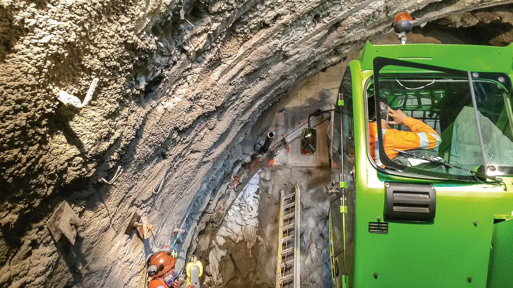 Der Santa Rosa Tunnel: AT – Rohrschirmsystem ermöglicht Fortsetzung des Vortriebs nach Tunneleinsturz Der Santa Rosa Tunnel: AT – Rohrschirmsystem ermöglicht Fortsetzung des Vortriebs nach Tunneleinsturz