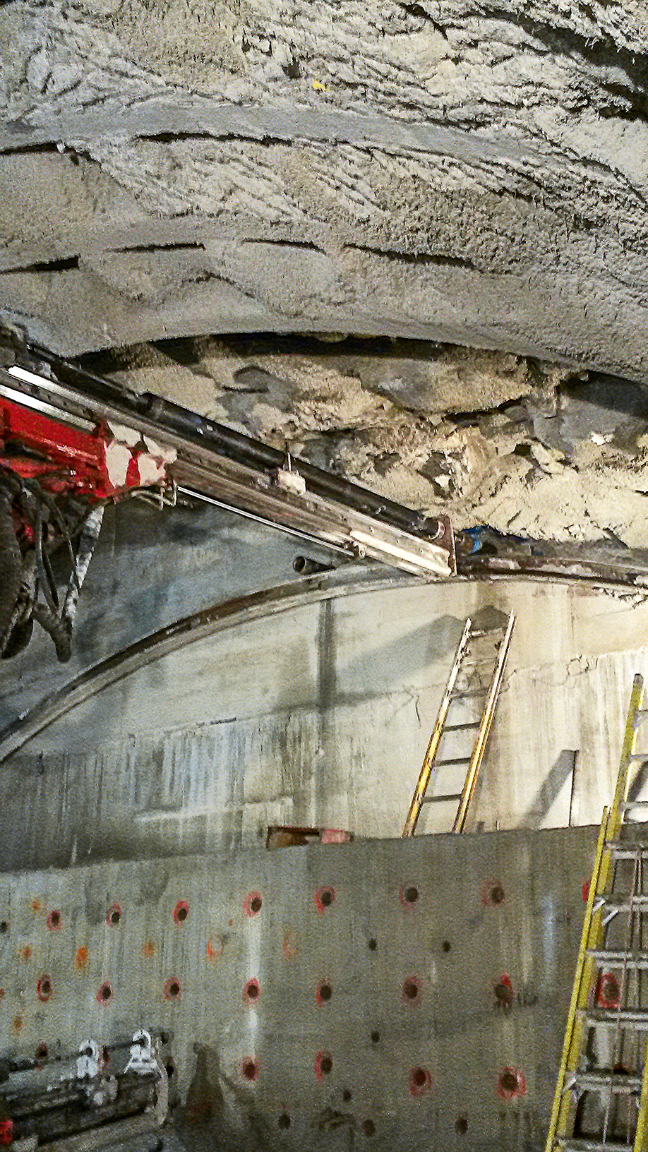Der Santa Rosa Tunnel: AT – Rohrschirmsystem ermöglicht Fortsetzung des Vortriebs nach Tunneleinsturz Der Santa Rosa Tunnel: AT – Rohrschirmsystem ermöglicht Fortsetzung des Vortriebs nach Tunneleinsturz