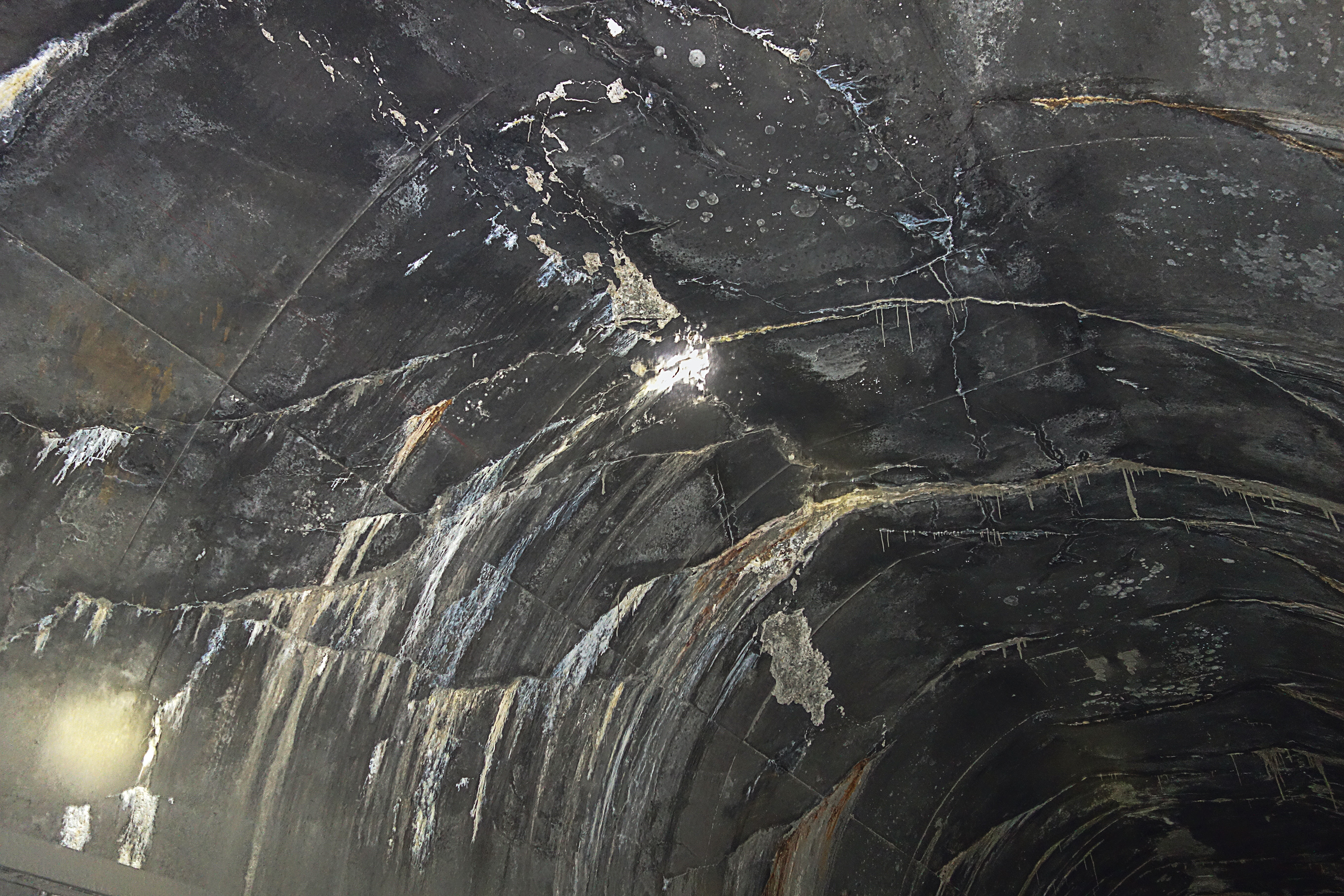 BULLFLEX Gewebeschläuche ermöglichen die sichere und flexible Instandsetzung eines Förderstollens im Bingham Canyon Bergwerk BULLFLEX Gewebeschläuche ermöglichen die sichere und flexible Instandsetzung eines Förderstollens im Bingham Canyon Bergwerk