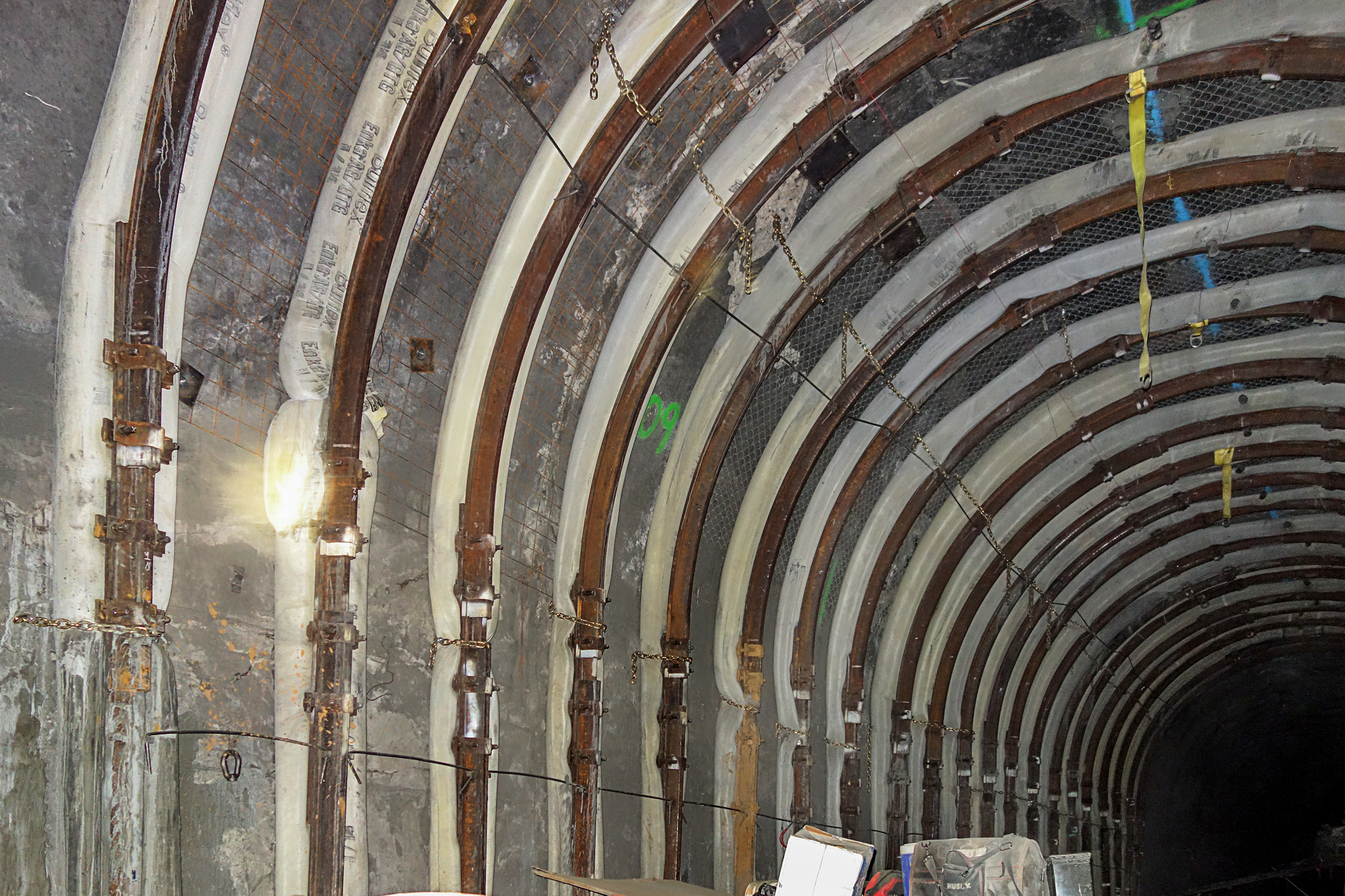 BULLFLEX Gewebeschläuche ermöglichen die sichere und flexible Instandsetzung eines Förderstollens im Bingham Canyon Bergwerk BULLFLEX Gewebeschläuche ermöglichen die sichere und flexible Instandsetzung eines Förderstollens im Bingham Canyon Bergwerk