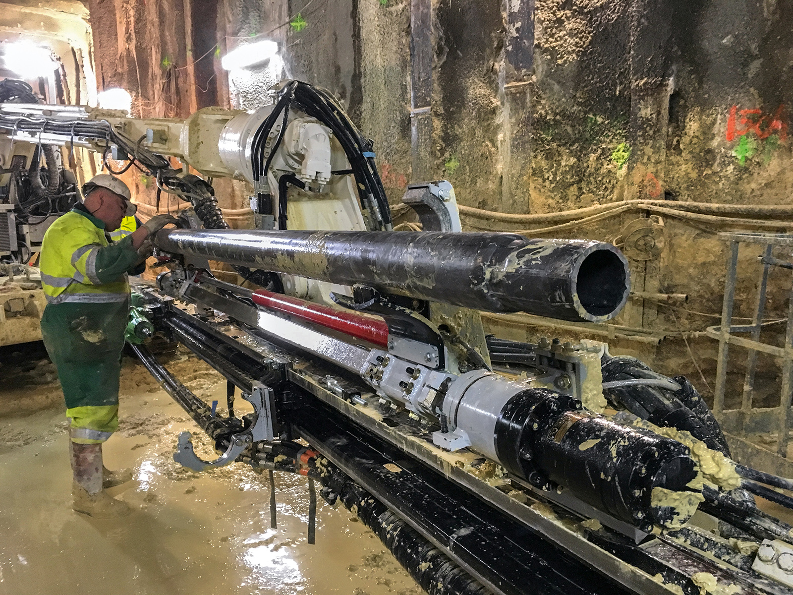 AT – Rohrschirmsystem mit innovativer Pressverbindung sichert den Vortrieb der Metro-Linie 4 in Paris AT – Rohrschirmsystem mit innovativer Pressverbindung sichert den Vortrieb der Metro-Linie 4 in Paris